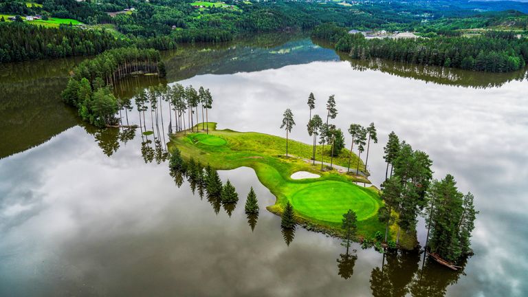 En delvis oversvømt golfbane etter kraftig regn og ekstreme værforhold i Hans, nær Fagernes, Norge 