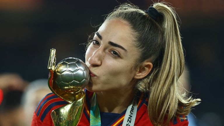 Soccer Football - FIFA Women's World Cup Australia and New Zealand 2023 - Final - Spain v England - Stadium Australia, Sydney, Australia - August 20, 2023 Spain's Olga Carmona celebrates with the trophy after winning world cup REUTERS/Hannah Mckay