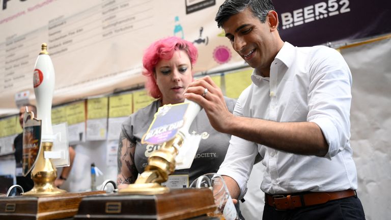 Britain&#39;s Prime Minister Rishi Sunak pours a pint of Black Dub stout during a visit to the Great British Beer Festival in London, Britain, August 1, 2023. DANIEL LEAL/Pool via REUTERS
