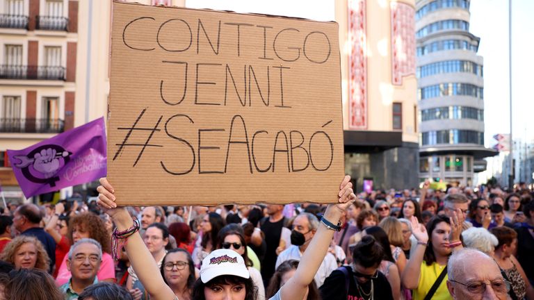 La gente protesta contra el presidente de la Real Federación Española de Fútbol Luis Rubiales - Plaza Callao, Madrid, España - 28 de agosto de 2023 UNA mujer sostiene una pancarta en apoyo de la española Jennifer hermoso durante una protesta en Madrid 