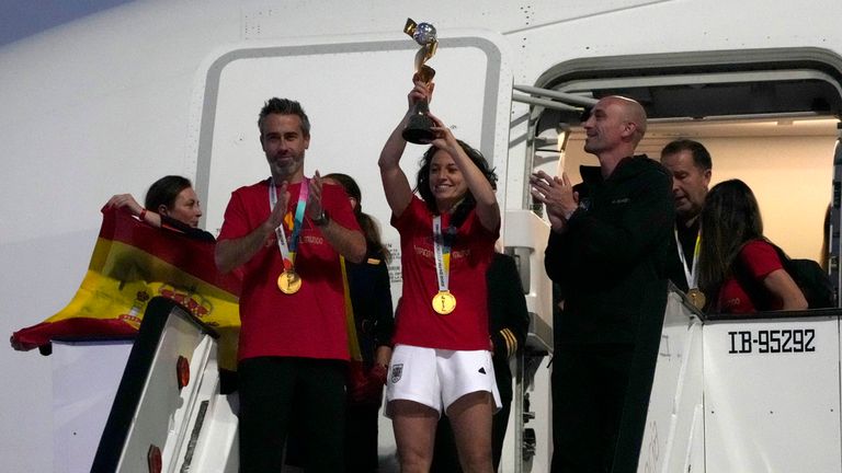 Spain&#39;s Ivana Andres lifts the trophy with other members of the Spain&#39;s Women&#39;s World Cup soccer team as they arrive at Barajas international airport in Madrid, Spain, Monday, Aug. 21, 2023. Spain beat England in Sydney Sunday to win the Women&#39;s World Cup soccer final. (AP Photo/Paul White)