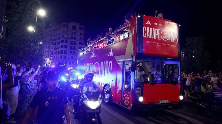 Soccer Football - FIFA Women&#39;s World Cup Australia and New Zealand 2023 - Spain arrive in Madrid after winning the Final - Madrid, Spain - August 21, 2023 The bus with the world champions travels through the streets of Madrid as people gather to welcome them REUTERS/Juan Medina
