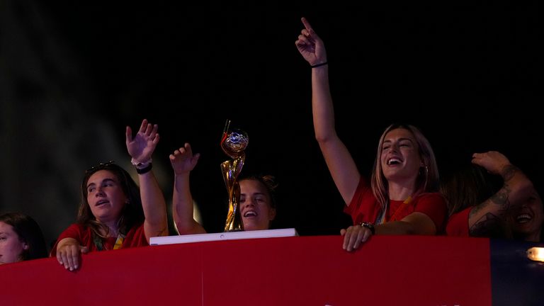 La selección española de fútbol femenina celebra encima de un autobús cuando llega a Madrid, España, el lunes 21 de agosto de 2023. España derrotó a Inglaterra en Sydney el domingo para ganar la final de la Copa Mundial Femenina.  (Foto AP/Manu Fernández)