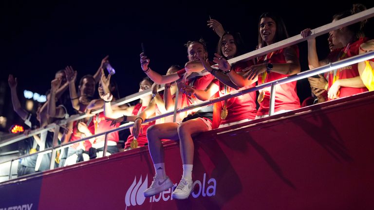 La selección española de fútbol femenina celebra encima de un autobús cuando llega a Madrid, España, el lunes 21 de agosto de 2023. España derrotó a Inglaterra en Sydney el domingo para ganar la final de la Copa Mundial Femenina.  (Foto AP/Manu Fernández)