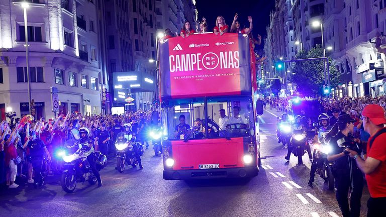 Soccer Football - FIFA Women&#39;s World Cup Australia and New Zealand 2023 - Spain arrive in Madrid after winning the Final - Madrid, Spain - August 21, 2023 The bus with the world champions travels through the streets of Madrid as people gather to welcome them REUTERS/Juan Medina

