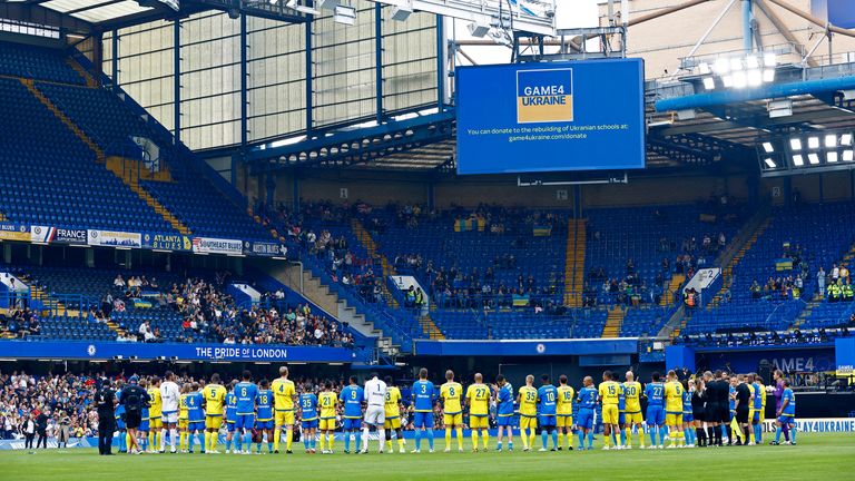 Soccer Football - Pre Season Friendly - Game4Ukraine - Chelsea v Arsenal - Stamford Bridge, London, Britain - August 5, 2023 Teams line up during a minutes silence before the match Action Images via Reuters/Peter Cziborra
