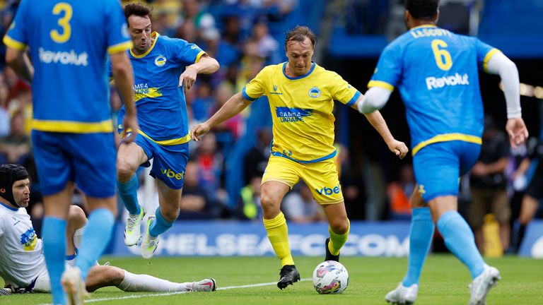 Soccer Football - Pre Season Friendly - Game4Ukraine - Chelsea v Arsenal - Stamford Bridge, London, Britain - August 5, 2023 Yellow Team&#39;s Mark Noble scores their first goal Action Images via Reuters/Peter Cziborra
