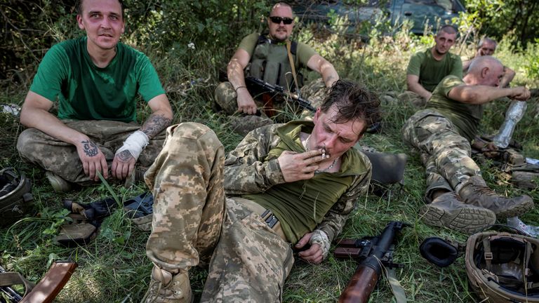 Ukrainian service members of the 128th Separate Territorial Defence Brigade rest during military exercises at a training ground, amid Russia&#39;s attack on Ukraine, in Dnipropetrovsk region, Ukraine August 16, 2023. REUTERS/Viacheslav Ratynskyi