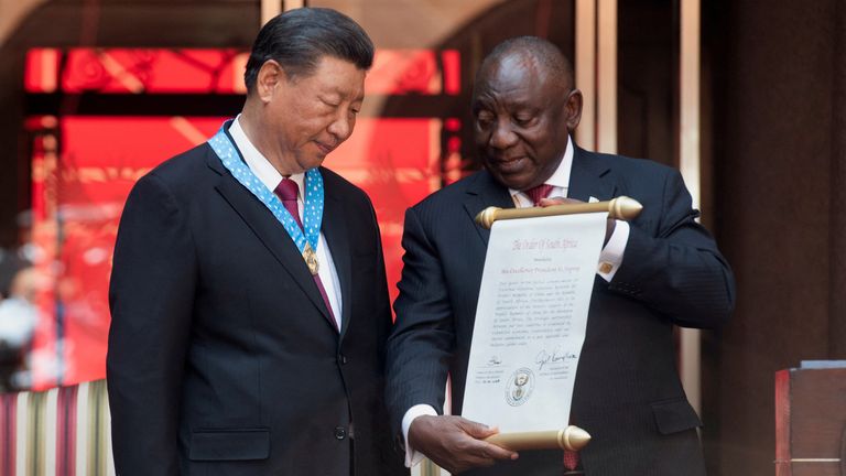 South Africa&#39;s President Cyril Ramaphosa bestows the Order of South Africa to China&#39;s President Xi Jinping, at the Union Buildings, ahead of the opening remarks of the BRICS emerging economies meeting, in Pretoria, South Africa August 22, 2023. REUTERS/Alet Pretorius
