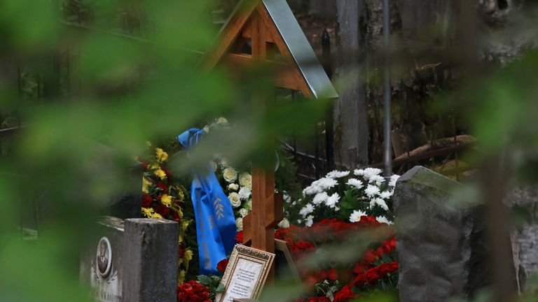 This image shows Yevgeny Prigozhin&#39;s grave at the Porokhovskoye cemetery