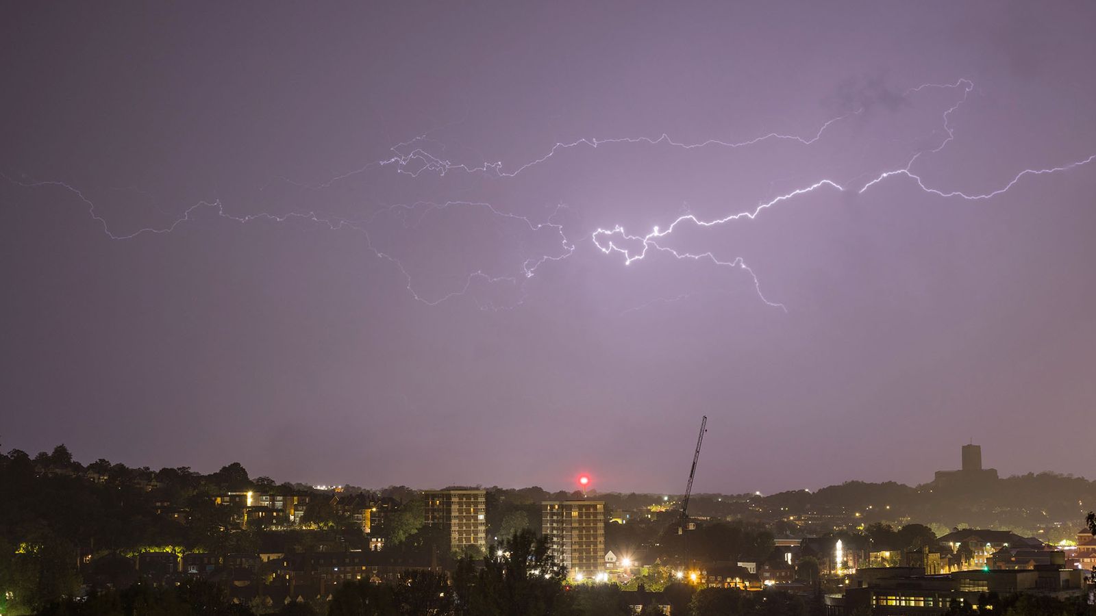 Времето в Обединеното кралство: Курортът Butlin се затваря и съобщава за „мини торнадо“, тъй като Метеорологичната служба издава предупреждение за дъжд