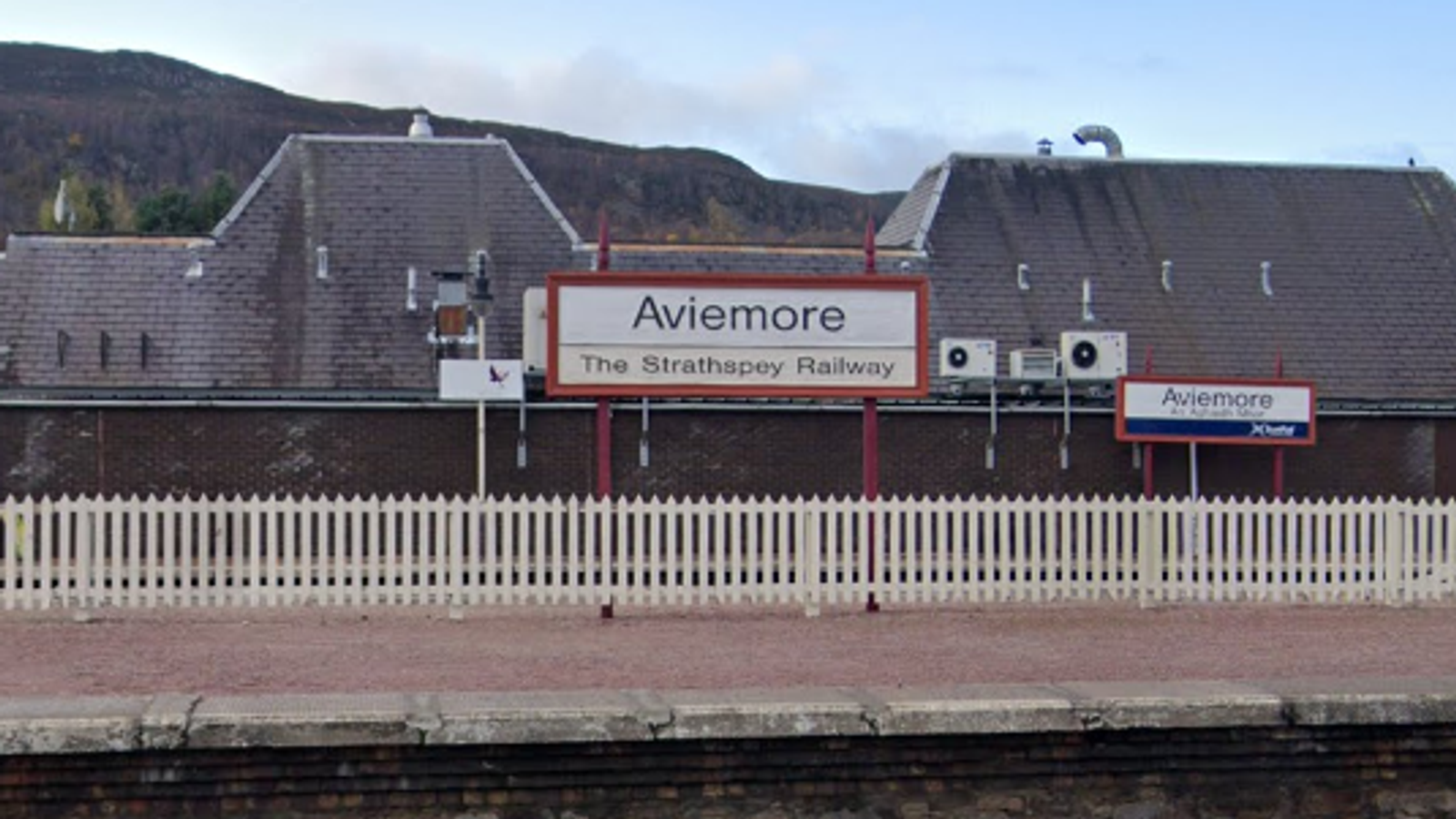 Влакова катастрофа в Aviemore: Двама души са откарани в болница след сблъсък в Шотландия