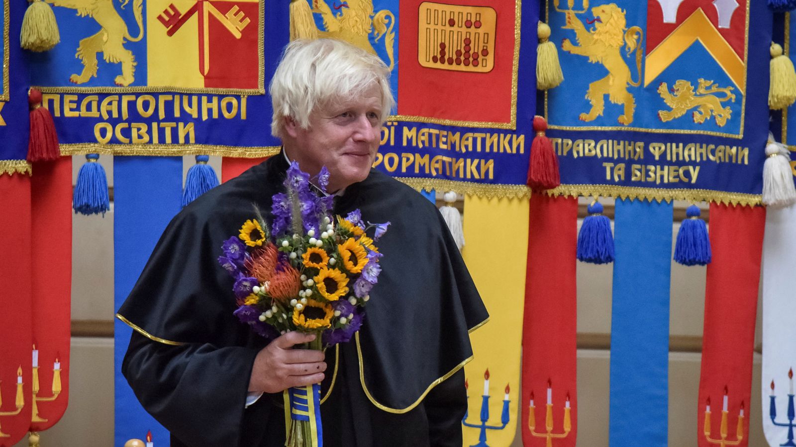 Борис Джонсън: Бивш премиер и „велик приятел на Украйна“ получи почетна степен в Лвов