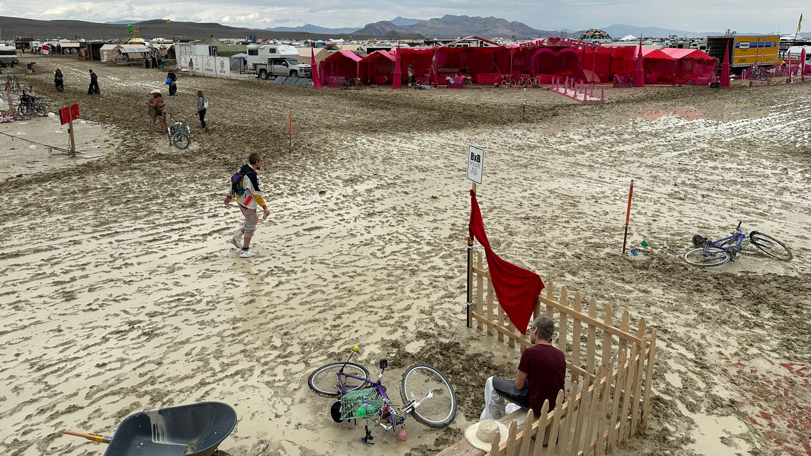 Посетителите на фестивала Burning Man са призовани да потърсят подслон и да запазят храна сред обилните валежи