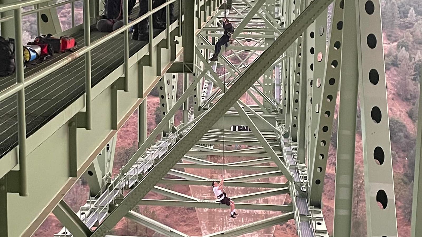 19-годишен мъж, спасен от най-високия мост в Калифорния, след като заседнал при заснемане на каскада на 700 фута във въздуха
