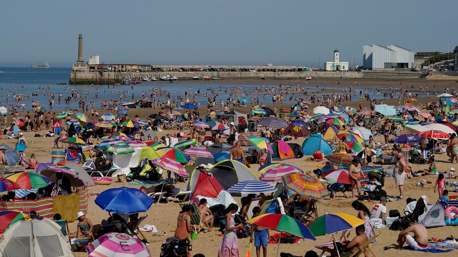 Времето в Обединеното кралство: Плажовете, пълни като седми ден на „безпрецедентна“ гореща вълна, удари крайбрежието на Кент