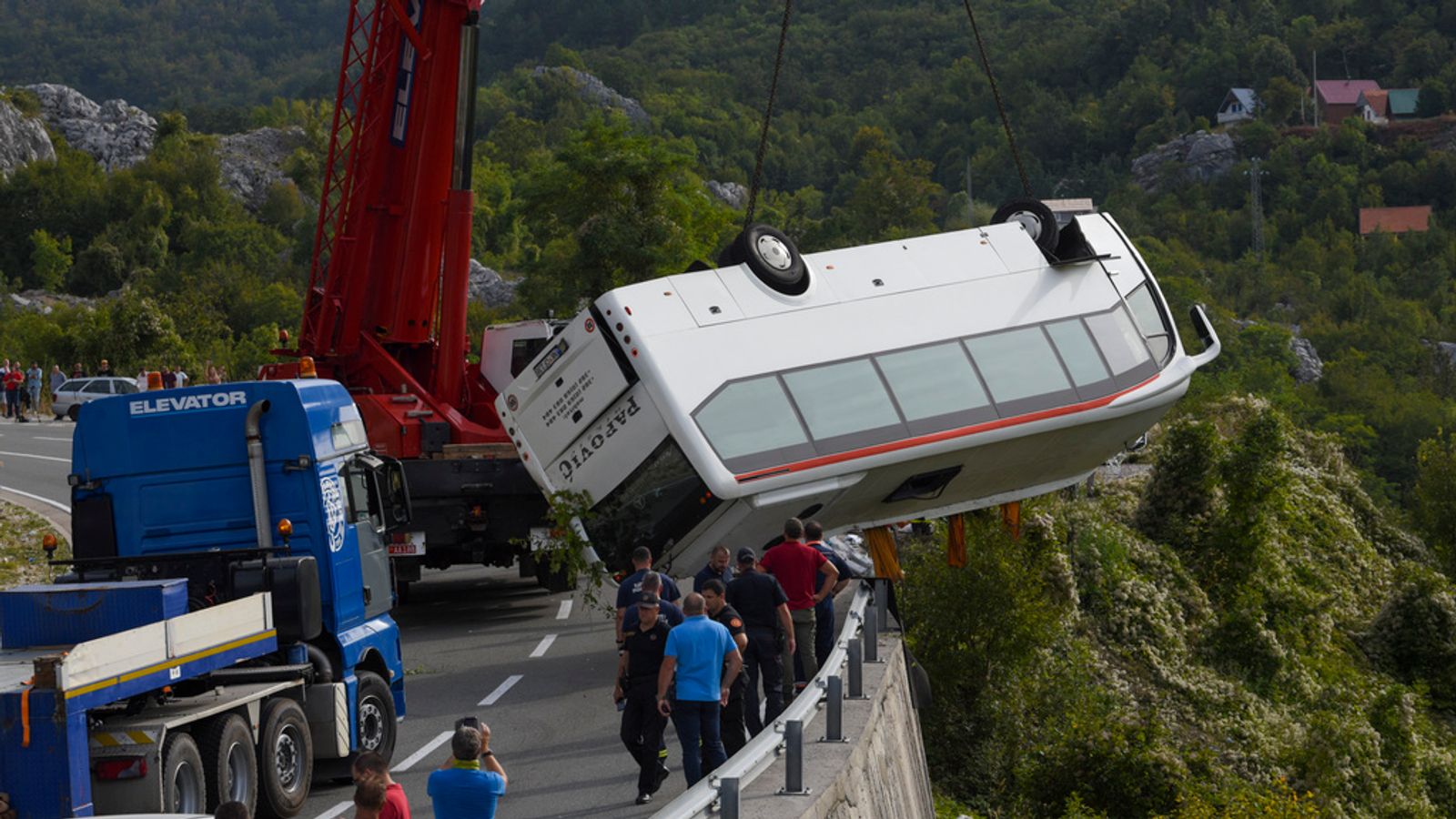 Черна гора: Британец сред най-малко двама загинали, след като автобус падна в пропаст