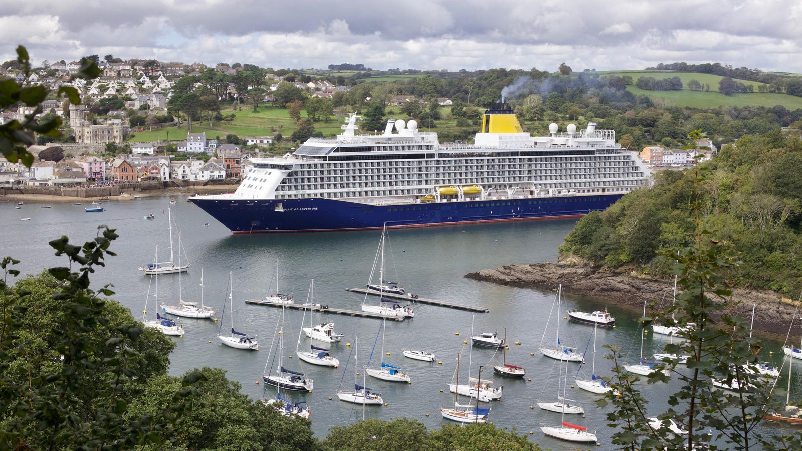 Управляван от Saga Cruises, корабът приема почти хиляда пътници и