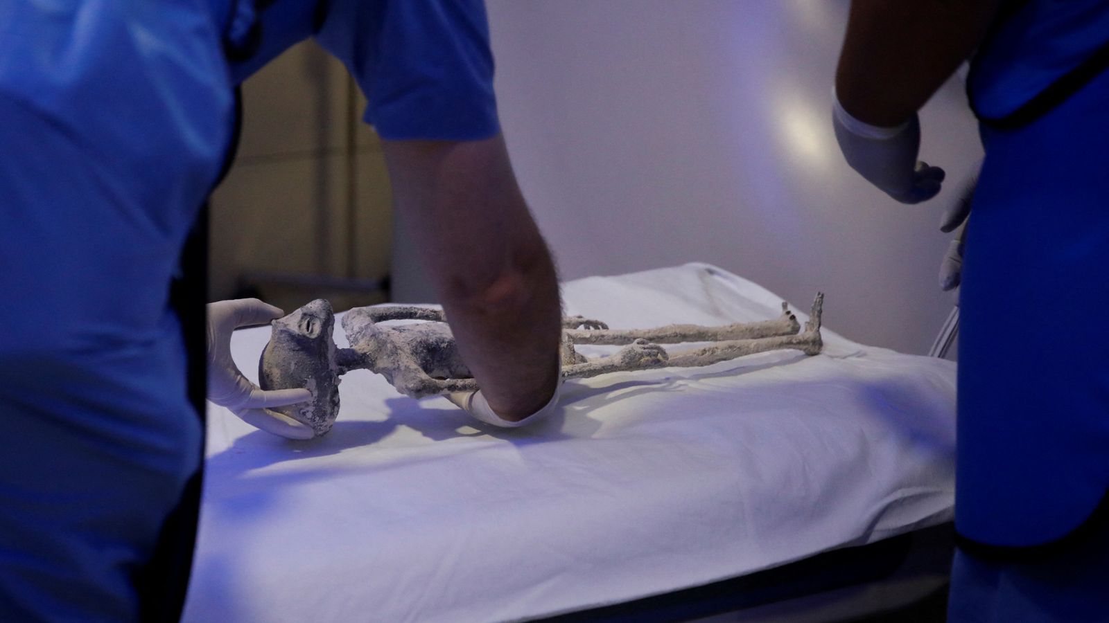 Мумифицираните „извънземни трупове“ са от единични скелети и не са сглобени, казват мексикански лекари