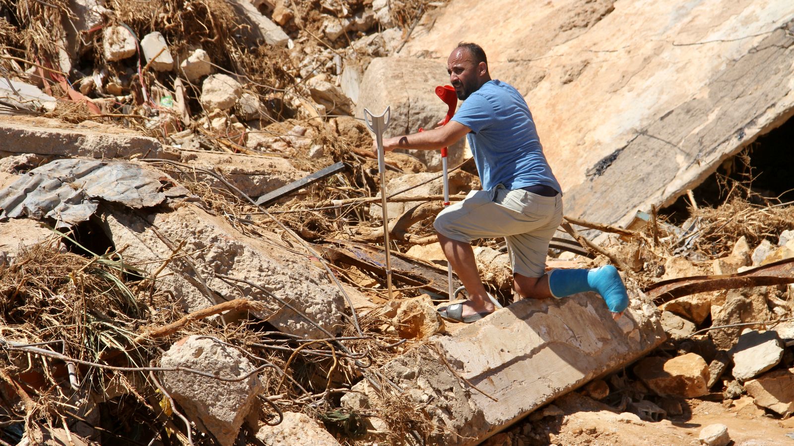 Наводнения в Либия: Хората в Дерна използват голи ръце, за да копаят за оцелели - но намират само останки