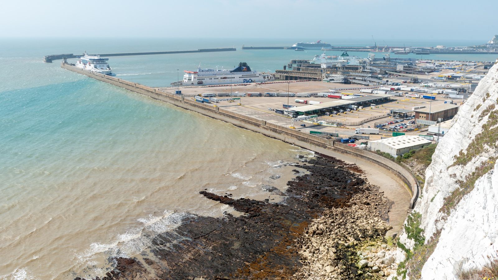 La police arrête un homme à Douvres au lendemain de la découverte du corps d’une migrante sur la plage de Sangatte, près de Calais |  Nouvelles du monde