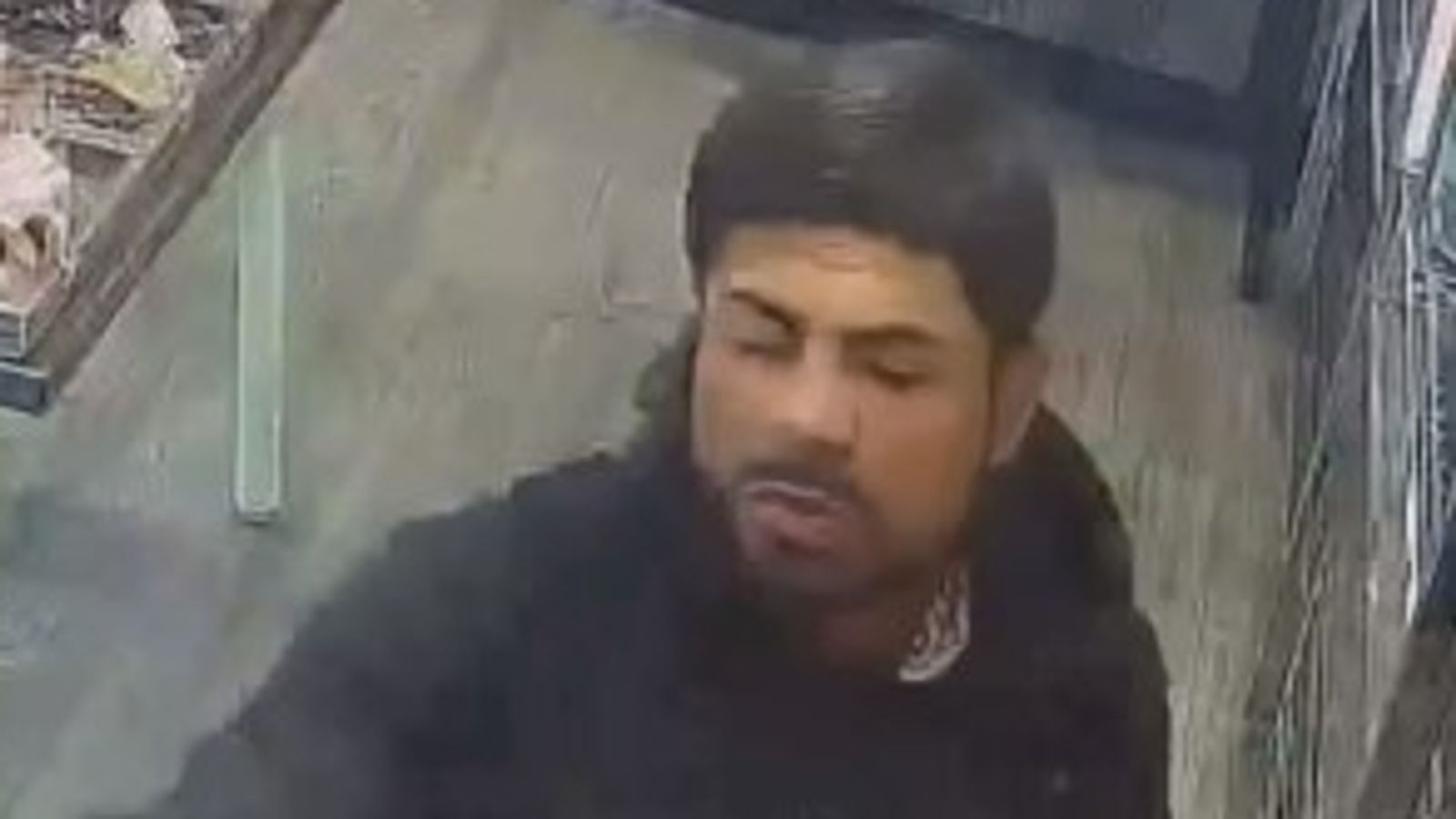 Мъж, „изнасилен близо до метростанция Edgware“ - като изображения показват лицето, което полицията иска да проследи