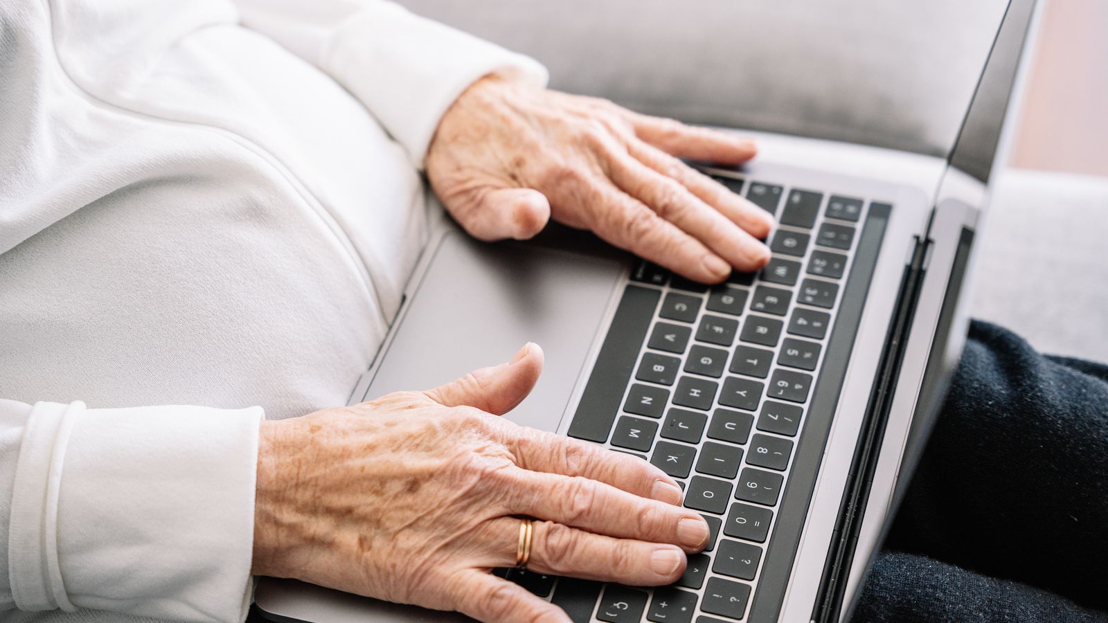 „Тревожно“ проучване разкрива ежедневни технически проблеми, пред които са изправени по-възрастните хора - тъй като милиони изобщо не използват интернет