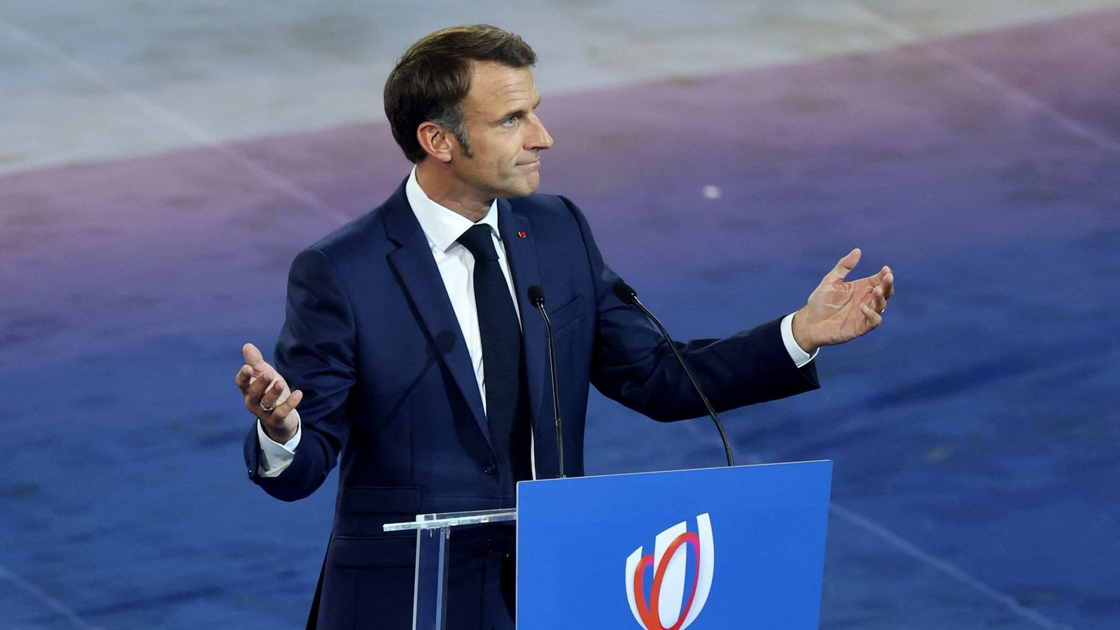 Френският президент Еманюел Макрон освирква на церемонията по откриването на Световното първенство по ръгби