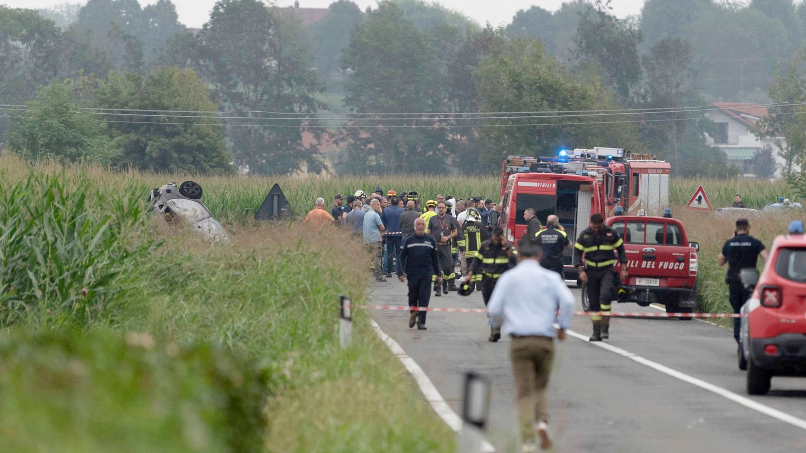 5-годишно момиче загина, когато акробатичен самолет се разби в семейна кола в Италия
