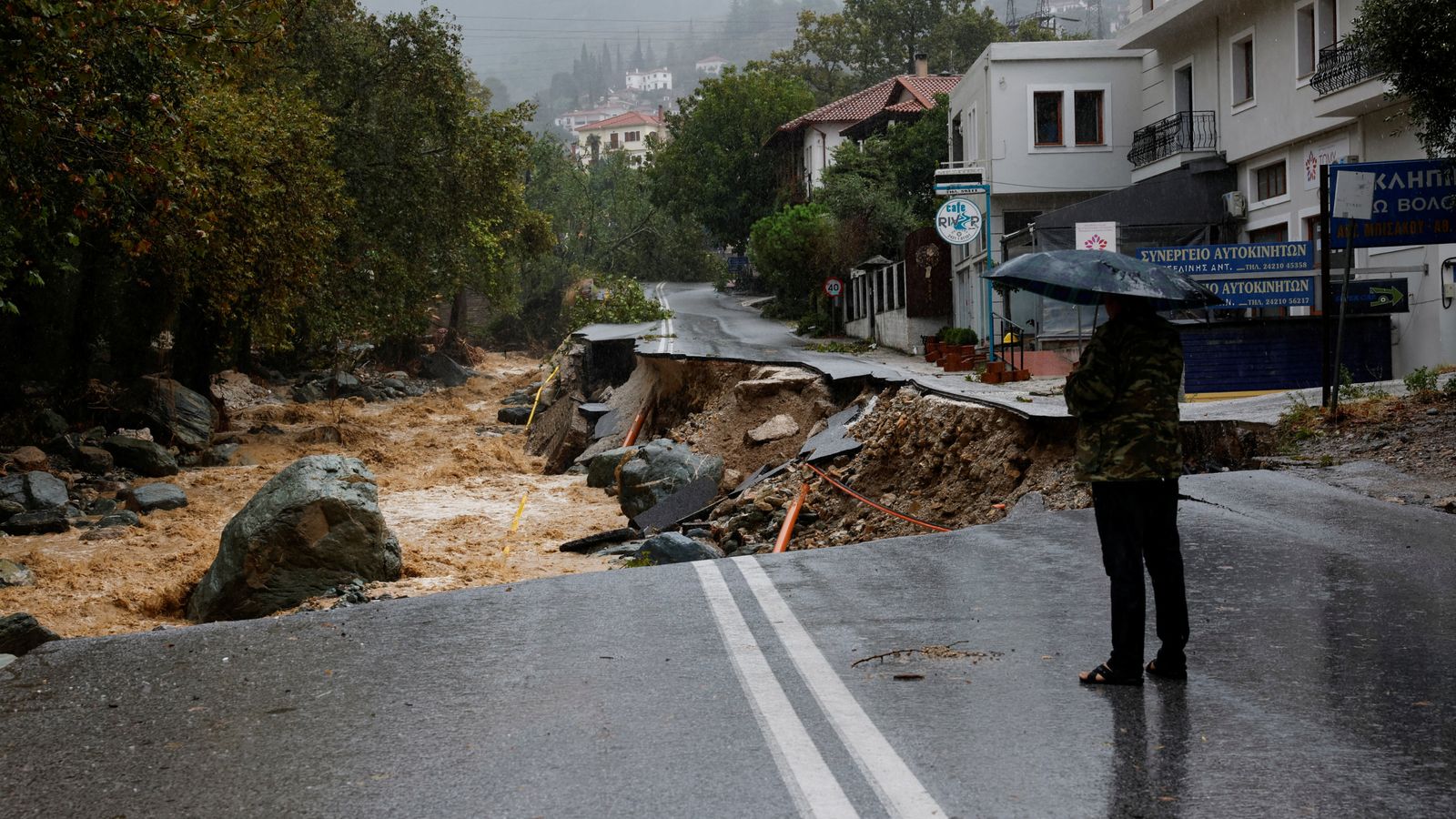 Бурята Даниел: Британци блокирани от смъртоносни дъждовни бури, връхлитащи Гърция и Турция