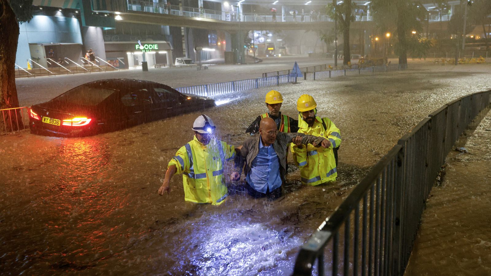 Хонконг беше наводнен от най-обилните валежи от почти 140 години след издадено предупреждение за черна дъждовна буря