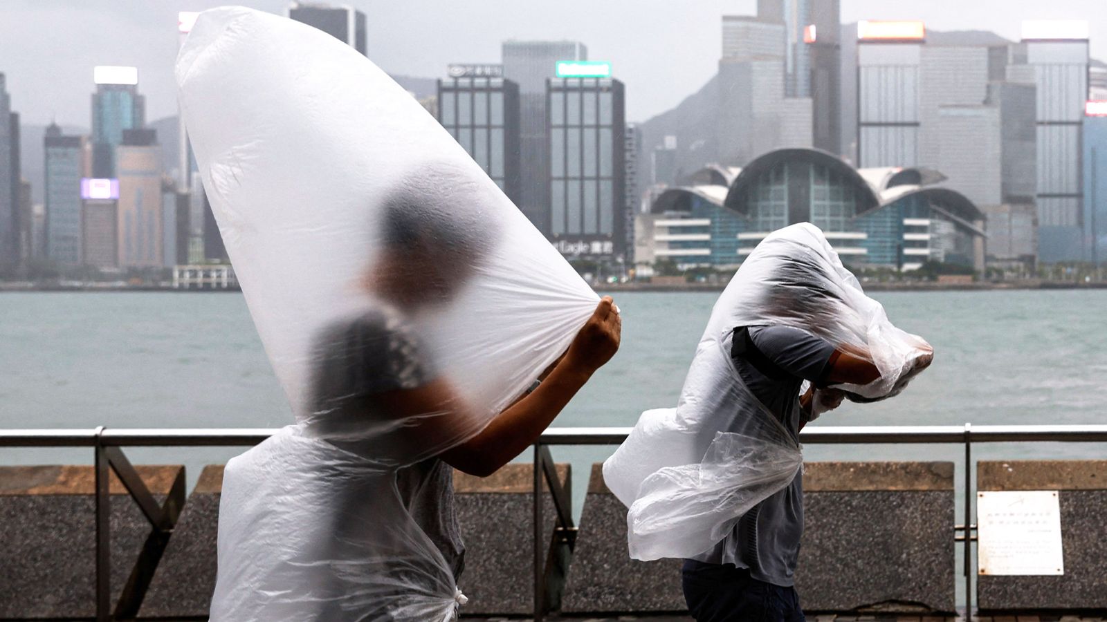 Тайфун Саола: Хонконг се подготвя за буря, тъй като стотици полети бяха отменени, а училищата и предприятията затворени