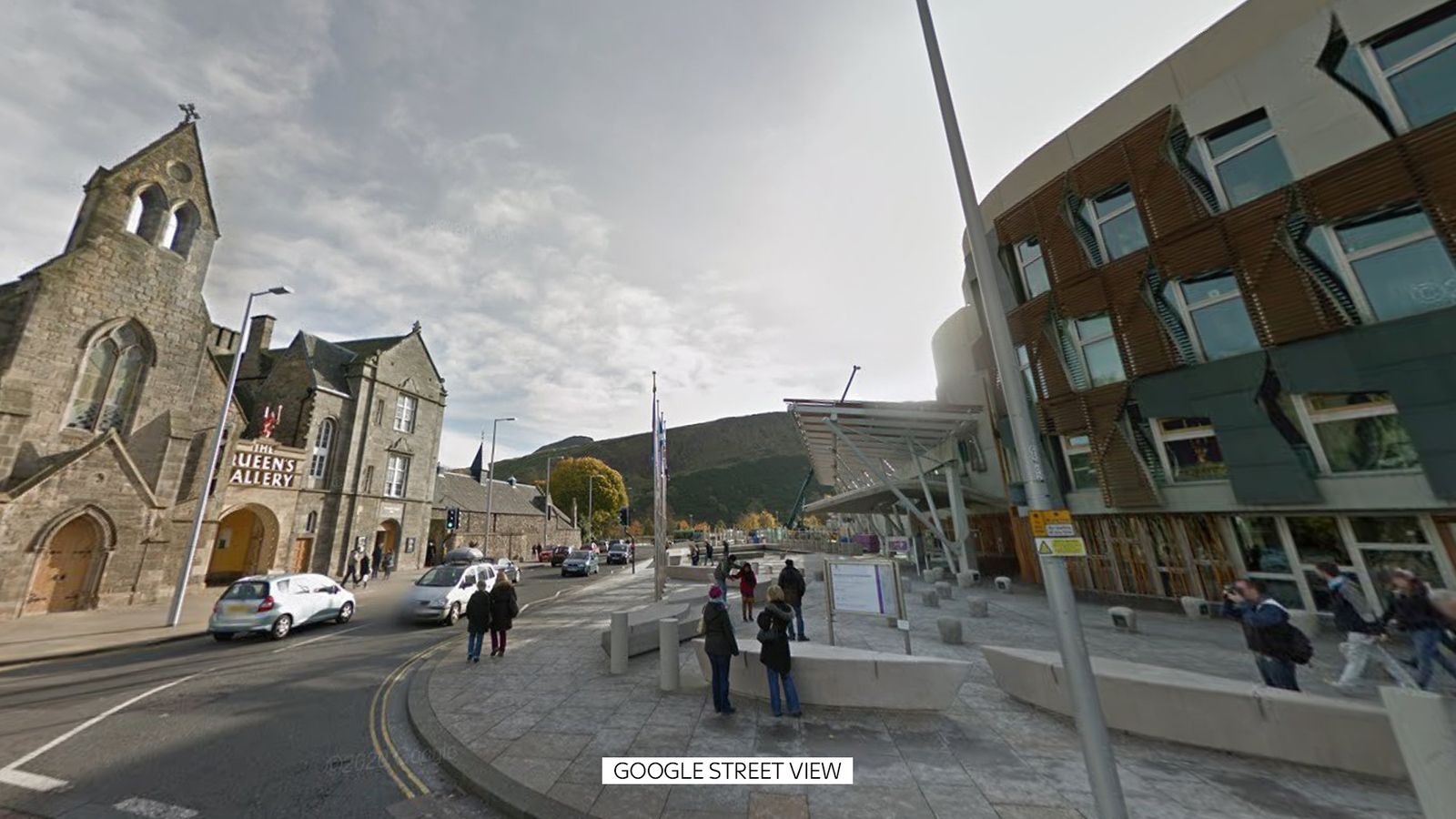 Пешеходец се бори за живот след катастрофа с велосипедист близо до шотландския парламент в Единбург