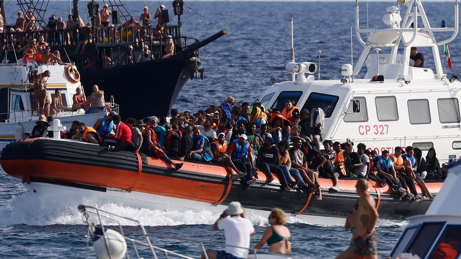 Италия иска кораби за спасяване на мигранти да бъдат изпратени обратно в страните, финансиращи тяхната операция