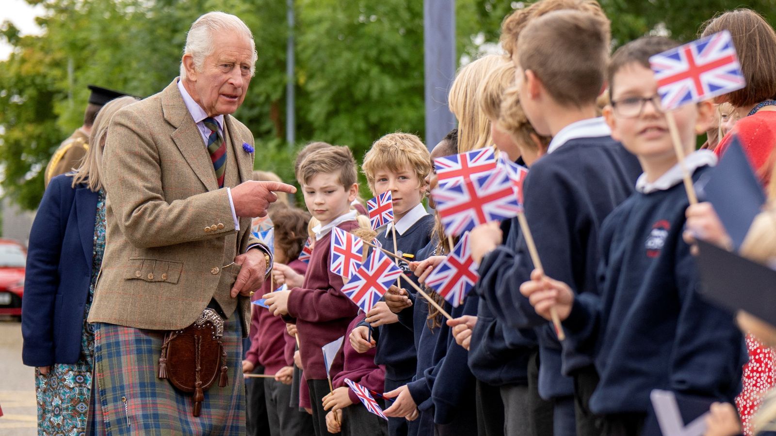 Кралят носи нов тартан и поздравява доброжелатели на френски при посещението си в Томинтул в Шотландия