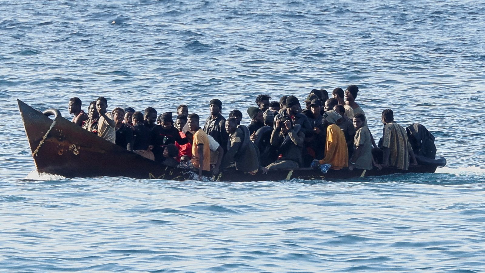 イタリアが移民急増に苦しむなか、ランペドゥーサ島沖の移民船で新生児が死亡しているのが発見される | ニュース世界のニュース