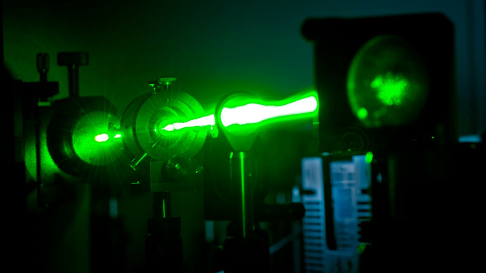Най-мощният лазер в света ще бъде построен в Обединеното кралство и ще бъде „милиони, милиарди, милиарди“ пъти по-ярък от слънцето