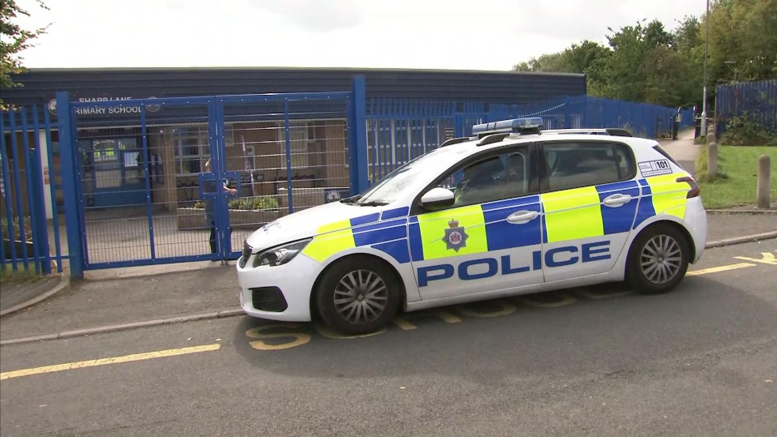 Блокиране на училище: Лице, арестувано след заплахи по имейл в градовете Лийдс и Брадфорд в Западен Йоркшир