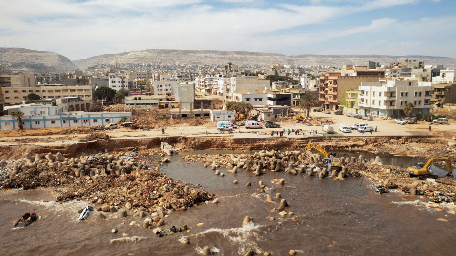 Щетите от наводненията в Либия са разкрити, тъй като 10 000 остават в неизвестност