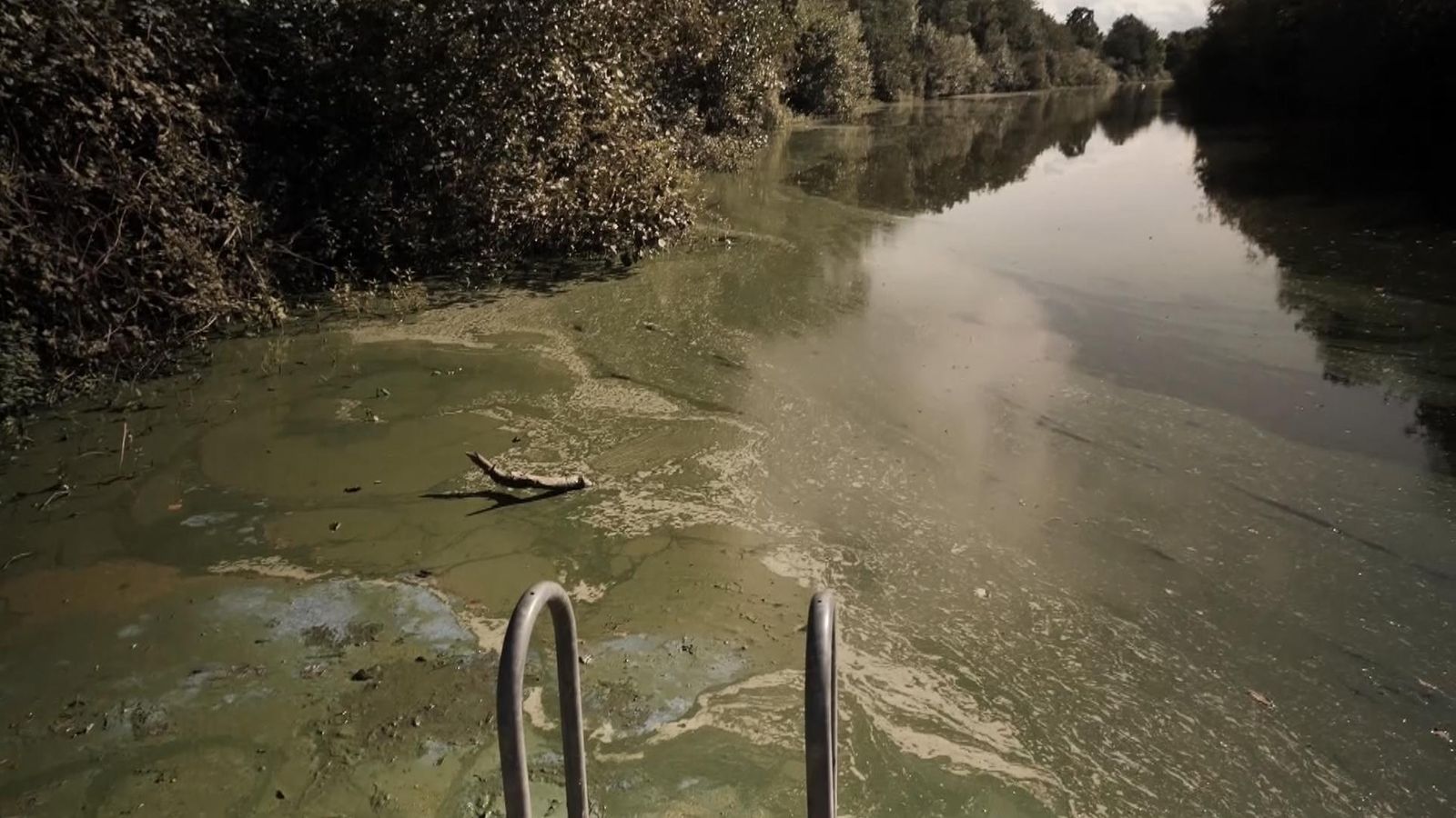 Най-голямото езеро в Обединеното кралство се превърна в „тоалетна“ – и „бедствието се „подценява“