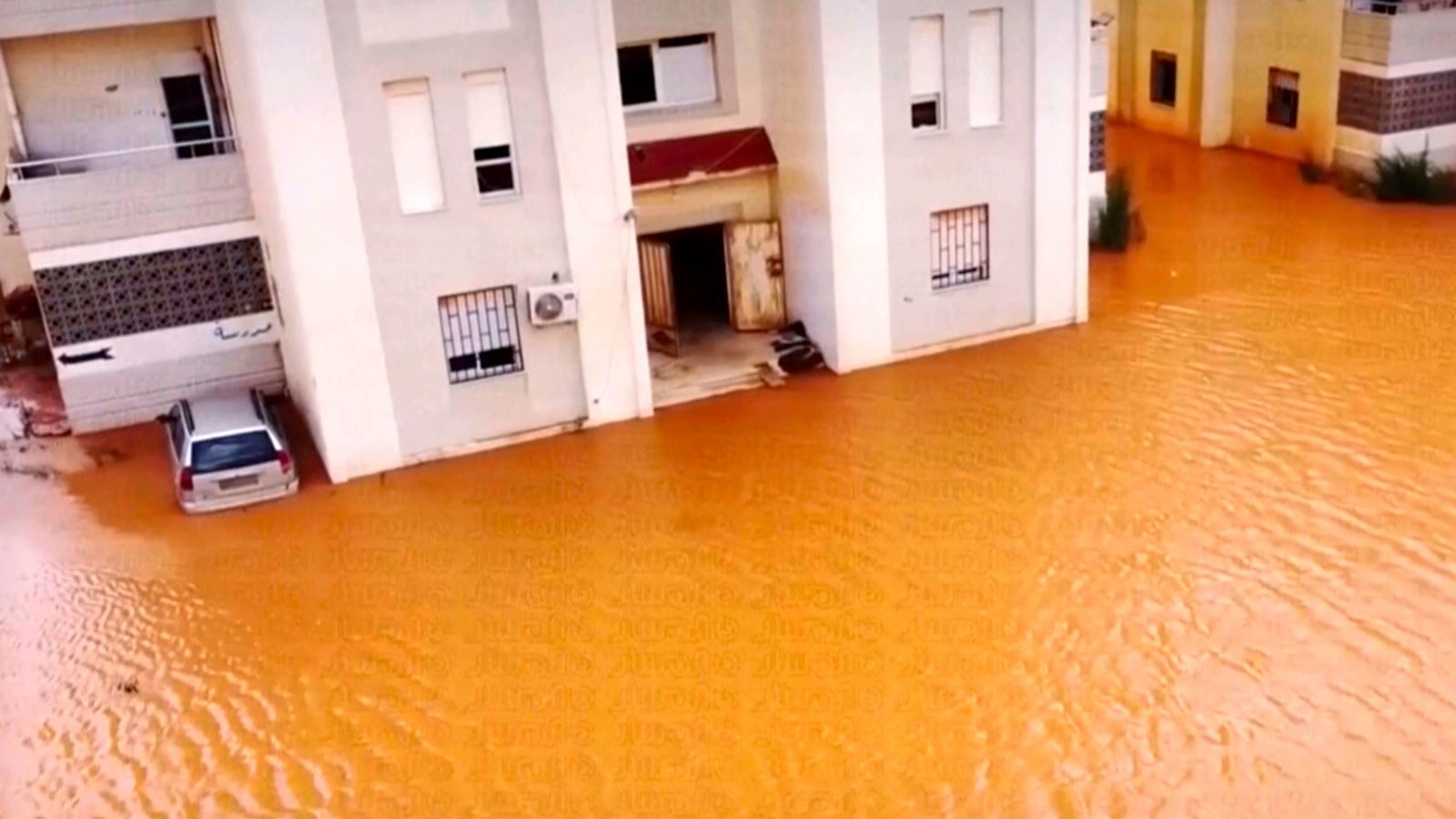 Либия моли за международна помощ, тъй като се опасява, че 2000 души са загинали при наводнение след удара на бурята Даниел