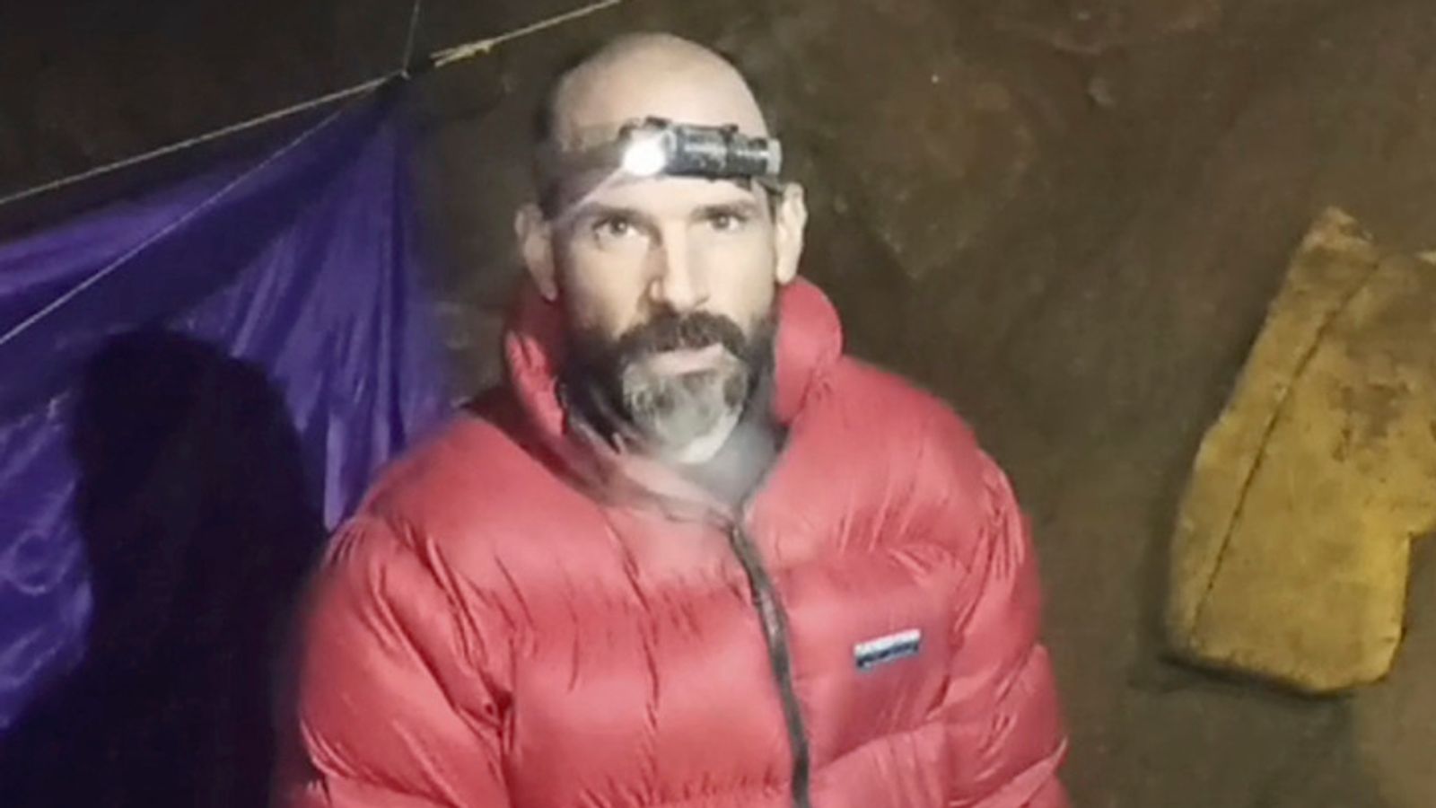 Марк Дики: Сериозно болен мъж, хванат в капан в пещера, се появява в ново видео на 3000 фута под земята