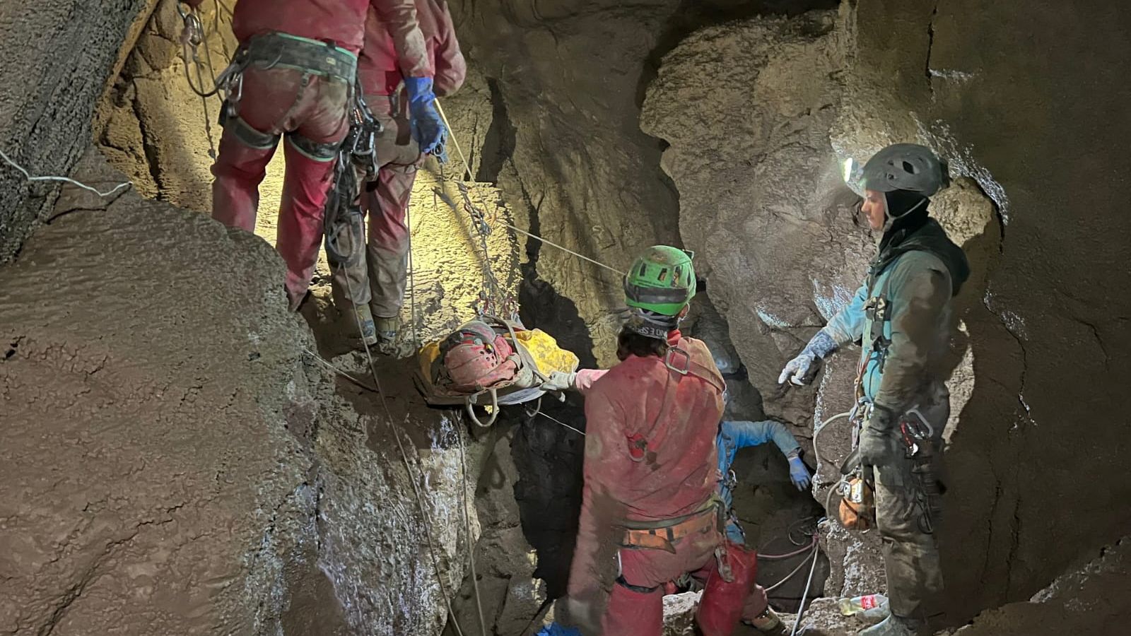 Американски изследовател, спасен от дълбока турска пещера след продължило дни изкачване повече от седмица след като се разболя