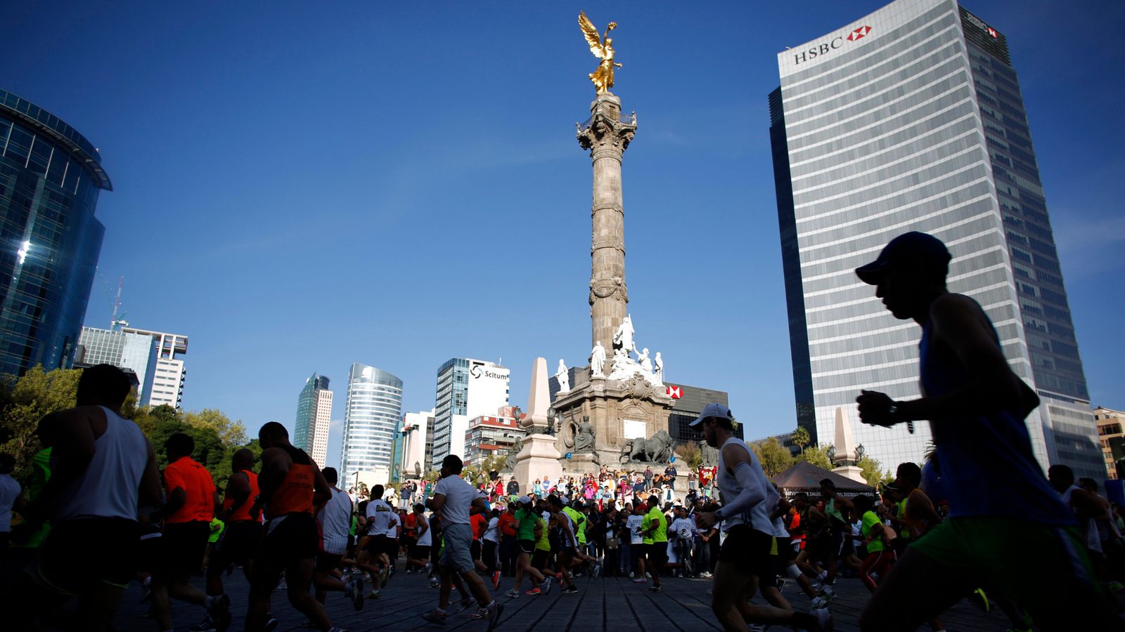 Измама на маратона в Мексико Сити: Хиляди дисквалифицирани на фона на доклади за бегачи, използващи велосипеди и обществен транспорт