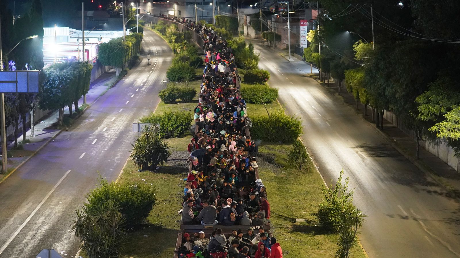 Mexico: Thousands of migrants scramble to get on trains heading for US ...
