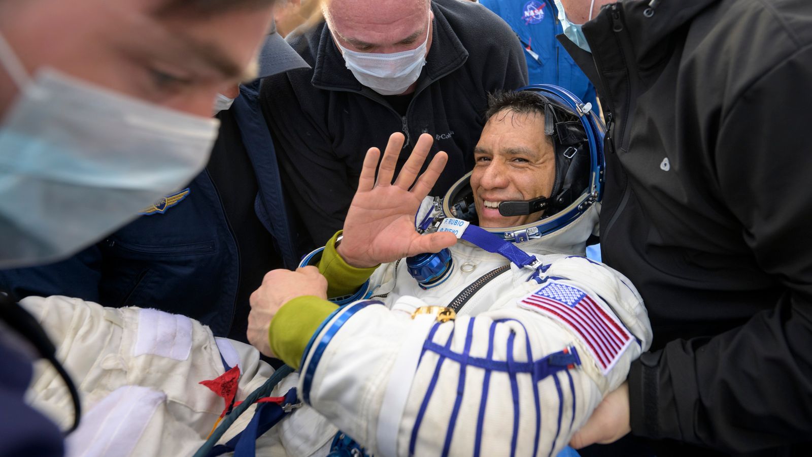 L’astronaute qui a accidentellement battu le record du temps passé dans l’espace revient enfin sur Terre |  Actualités américaines