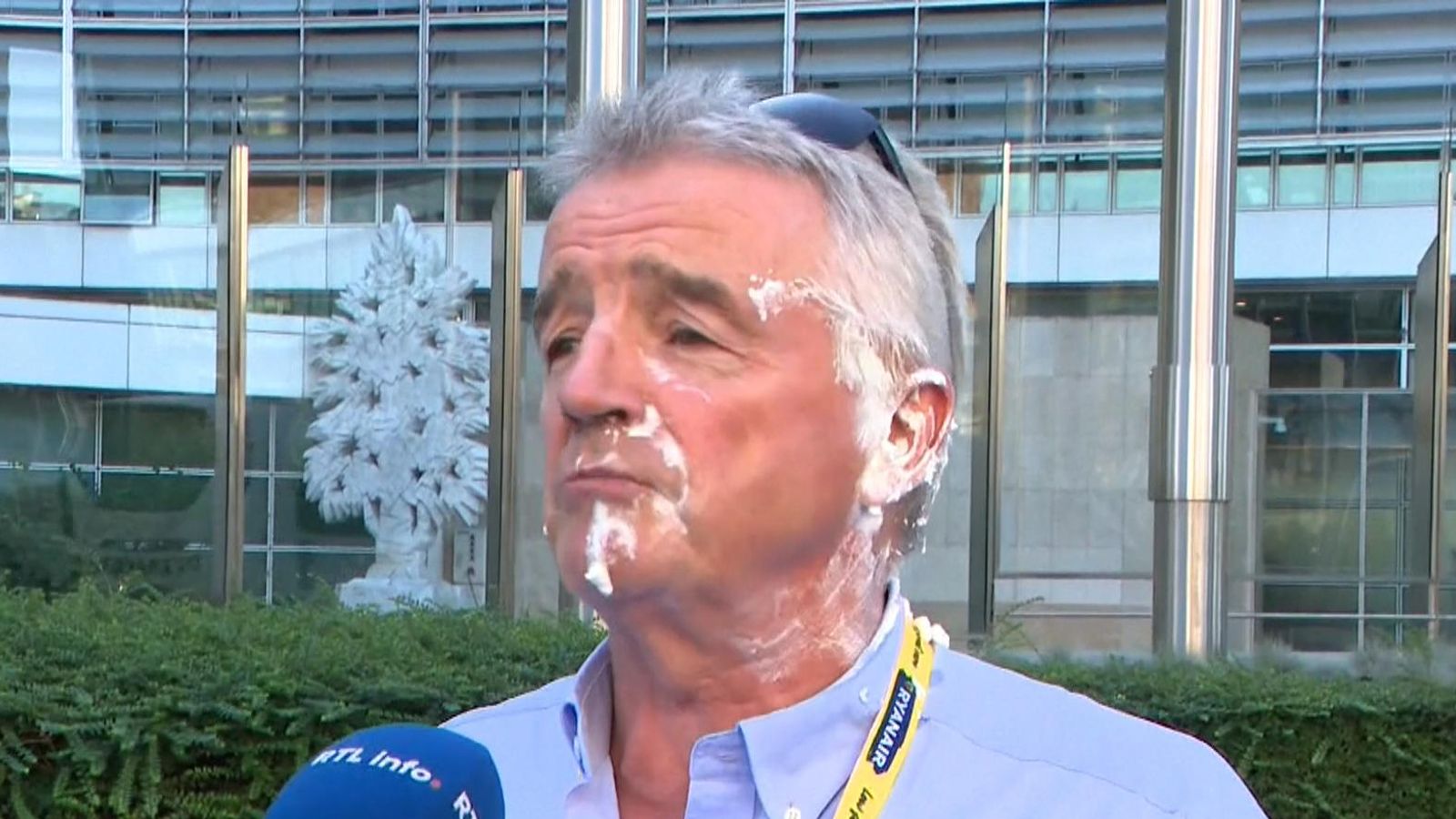 Шефът на Ryanair Майкъл О`Лиъри се смее на това, че са го набили в лицето - и носи резервна риза на AGM