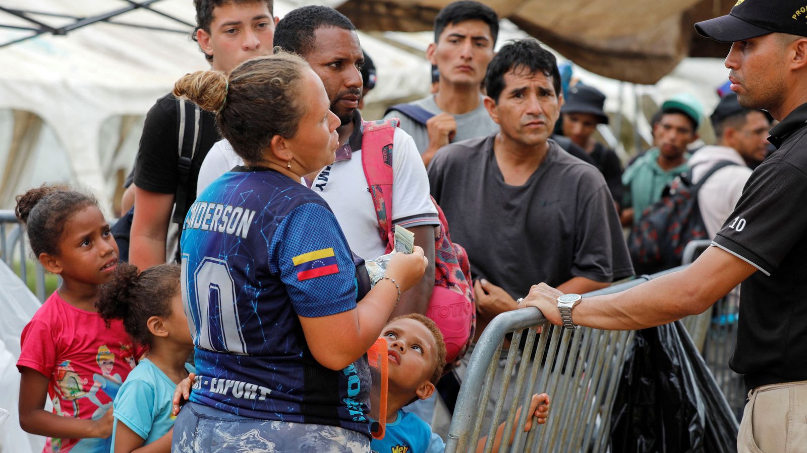 Коста Рика нарежда извънредно положение поради броя на хората, мигриращи през страната към Съединените щати