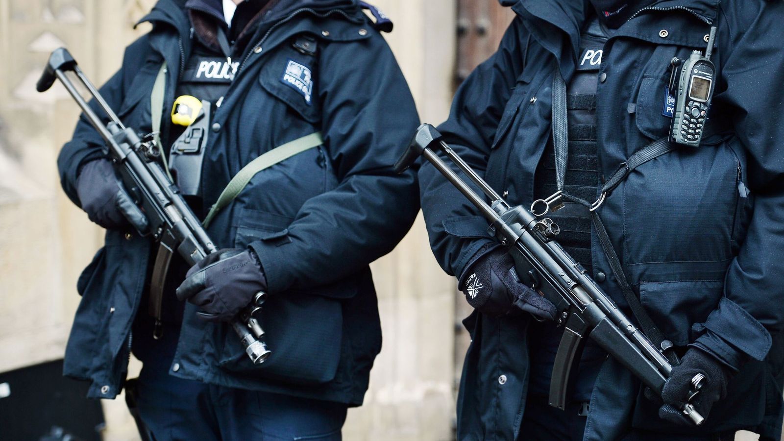 Служители на огнестрелните оръжия от Met Police предават оръжията си след обвинение в убийство на Крис Каба