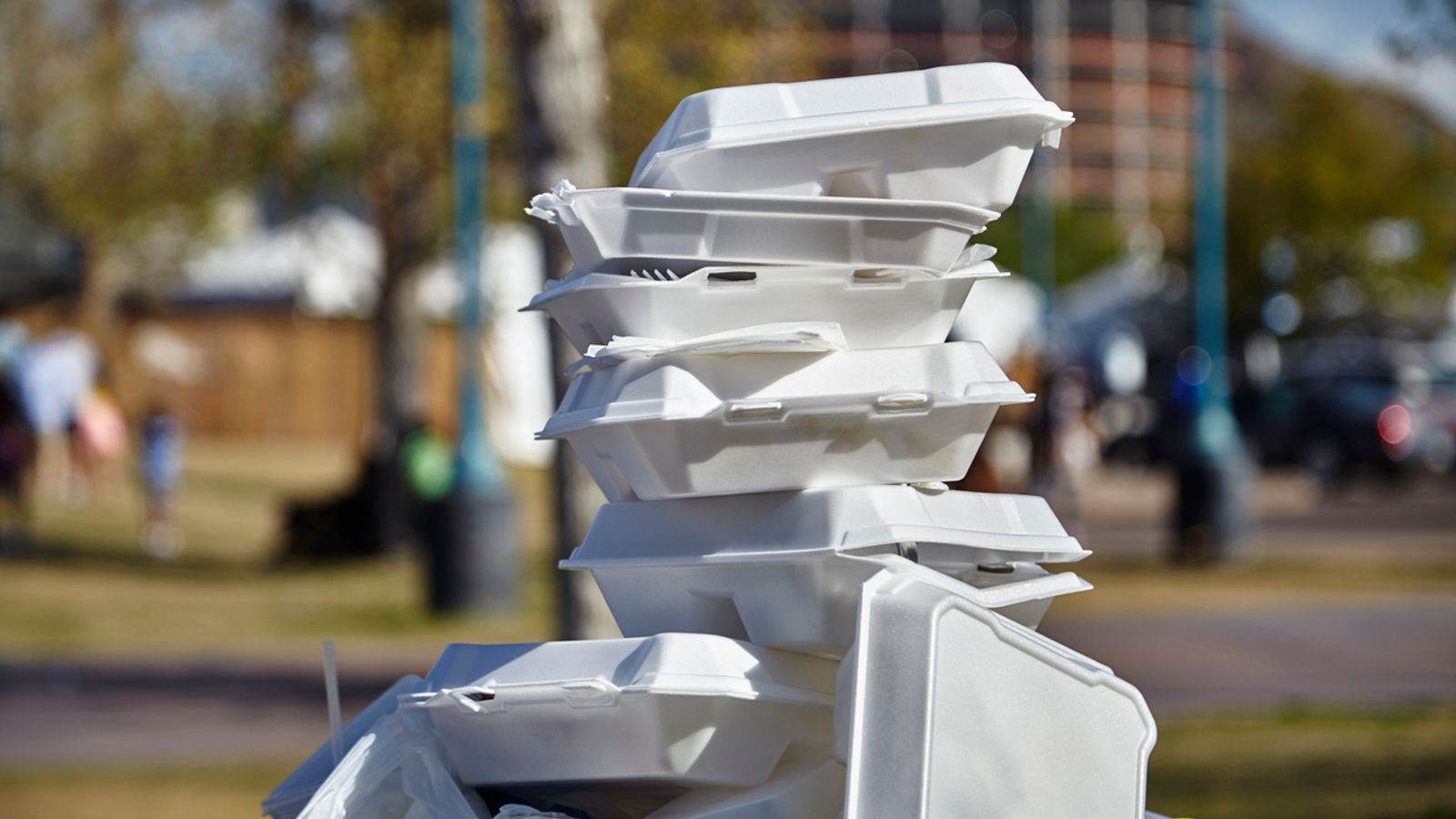 Забраната за еднократна употреба на пластмаса влиза в сила в Англия - с пластмасови прибори и чинии от масата
